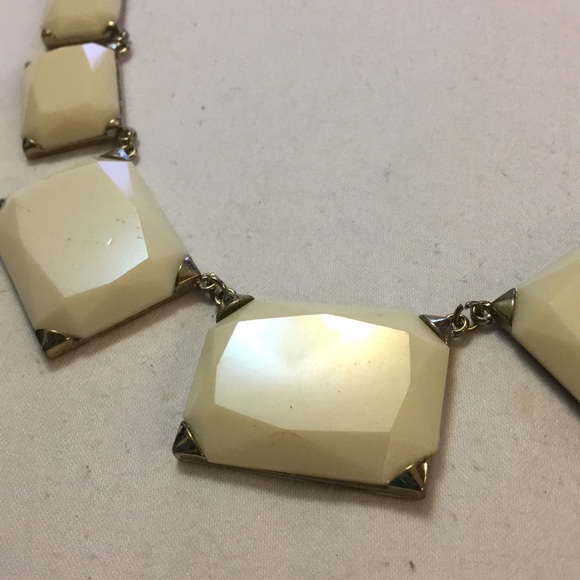 White necklace - Picture 3 of 3